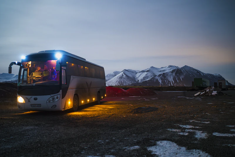 Zájazdový autobus za súmraku v horách